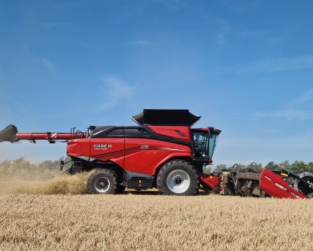 CASE IH pristato didžiausius kombainus rinkoje