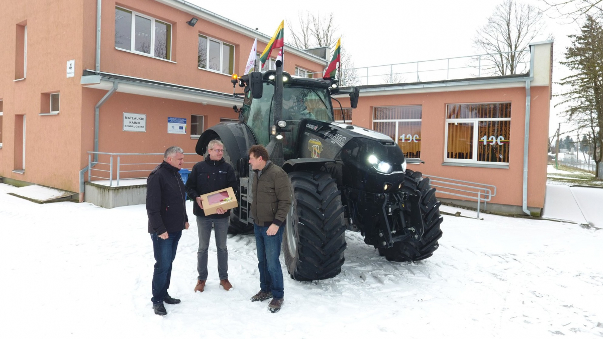 Lietuvą apjuosianti kelionė traktoriumi