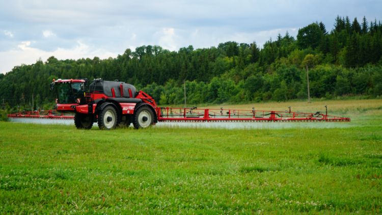 Baltijos šalyse dirba pirmas savaeigis purkštuvas „Agrifac“, kuris atpažins piktžoles žaliame lauke